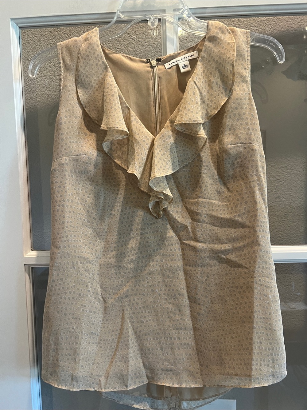🎯 2/$5 Banana Republic Tan Ruffle V-Neck Sleeveless Blouse Size XS